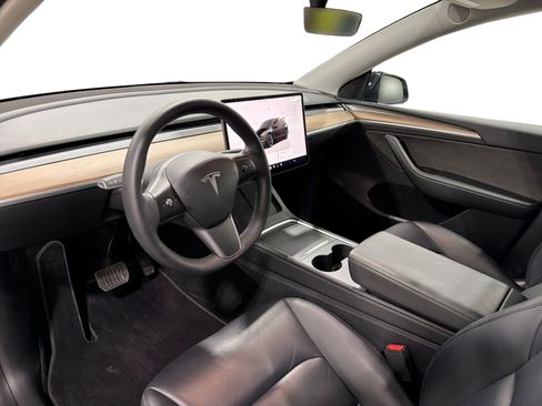 Certified 2023 Tesla Model Y Long Range AWD/4WD image 9