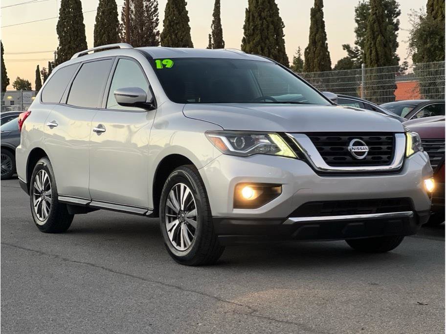 Used 2019 Nissan Pathfinder SV w/ SV Tech Package AWD/4WD image 3