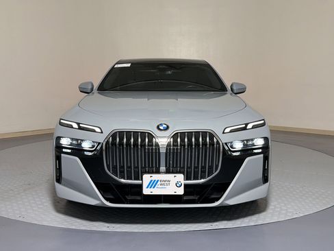 Used 2025 BMW 740i xDrive AWD/4WD image 6
