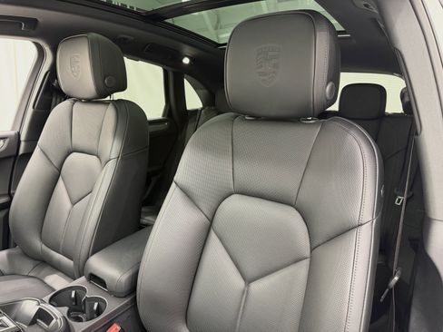 Certified 2026 Porsche Macan AWD/4WD image 5