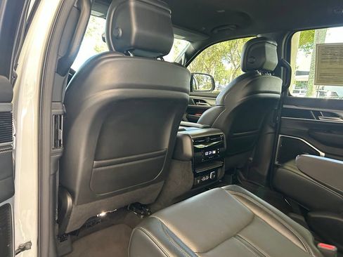 Used 2025 Jeep Wagoneer Series II AWD/4WD image 37
