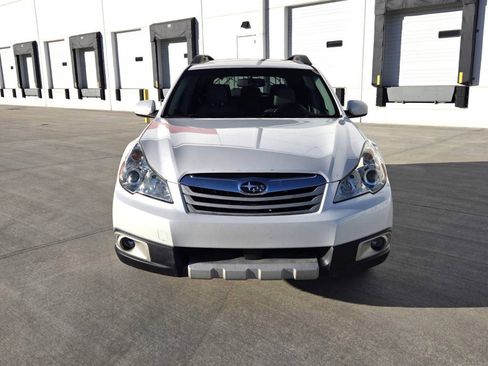 Used 2010 Subaru Outback 2.5i Limited image 2