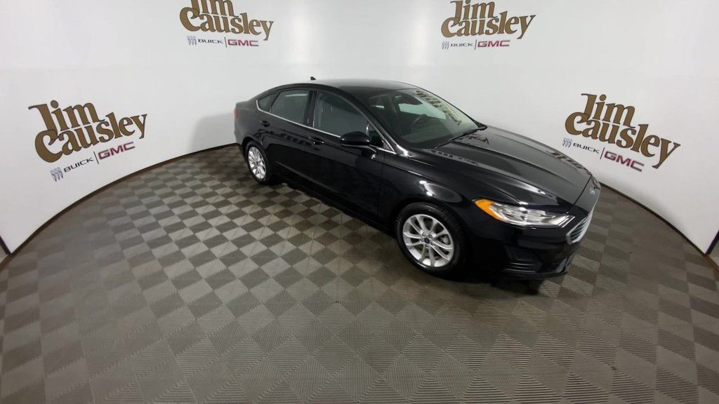 Used 2019 Ford Fusion SE FWD image 2