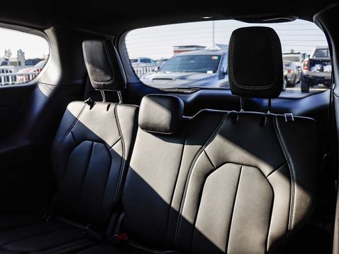 New 2027 Chrysler Pacifica Select FWD image 23