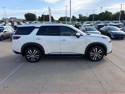 Used 2024 Nissan Pathfinder Platinum AWD/4WD image 6