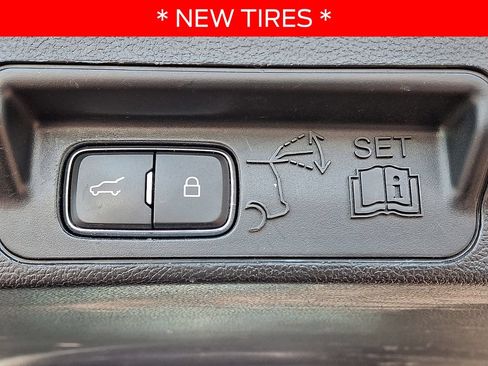 Used 2020 Ford Explorer Platinum w/ Premium Technology Package AWD/4WD image 31