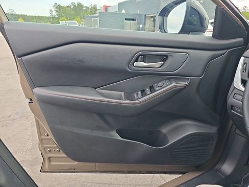 Used 2025 Nissan Rogue SV image 27