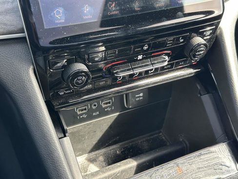 Used 2023 Jeep Grand Cherokee Limited w/ Black Appearance Package image 27