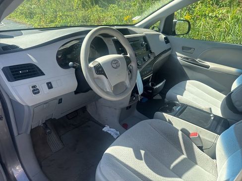 Used 2011 Toyota Sienna LE w/ Towing Pkg image 11