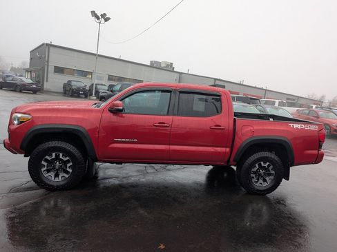 Certified 2019 Toyota Tacoma TRD Off-Road image 3