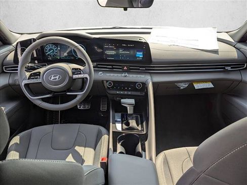 Used 2025 Hyundai Elantra SEL FWD image 14