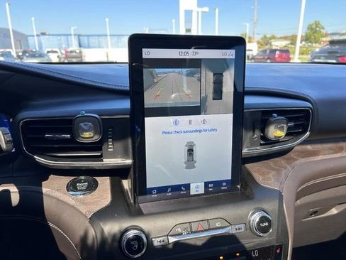 Used 2020 Ford Explorer Platinum w/ Premium Technology Package image 24