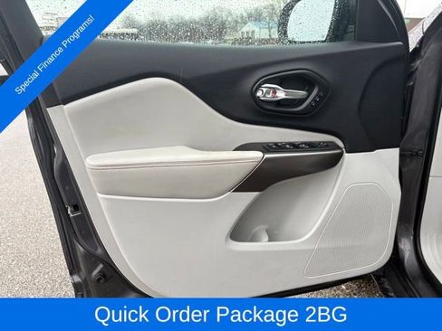 Used 2019 Jeep Cherokee Limited image 11