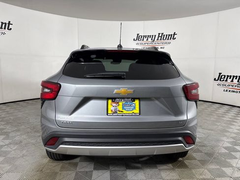 Used 2025 Chevrolet Trax LT w/ LT Convenience Package FWD image 7