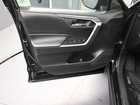 Used 2021 Toyota RAV4 XLE w/ Convenience Package image 16