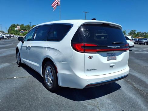 Used 2024 Chrysler Pacifica Touring-L FWD image 19