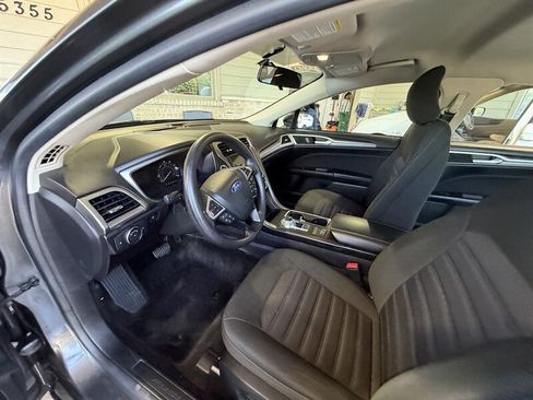 Used 2018 Ford Fusion SE w/ Fusion SE Technology Package FWD image 11