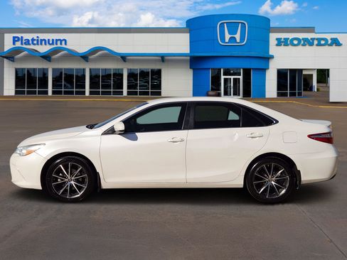 Used 2017 Toyota Camry LE image 3