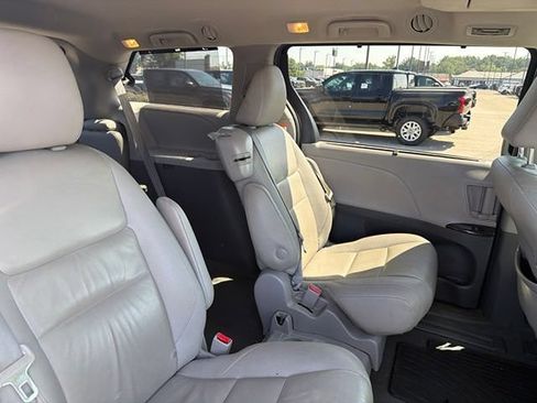 Used 2020 Toyota Sienna XLE Premium FWD image 12