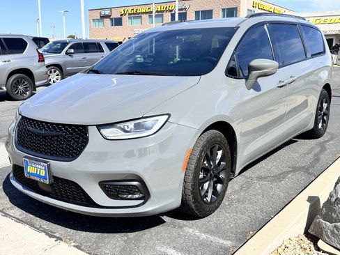 Used 2021 Chrysler Pacifica Touring-L w/ Uconnect Theater Family Group image 7