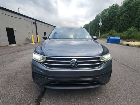 Used 2023 Volkswagen Tiguan SE w/ Panoramic Sunroof Package FWD image 7