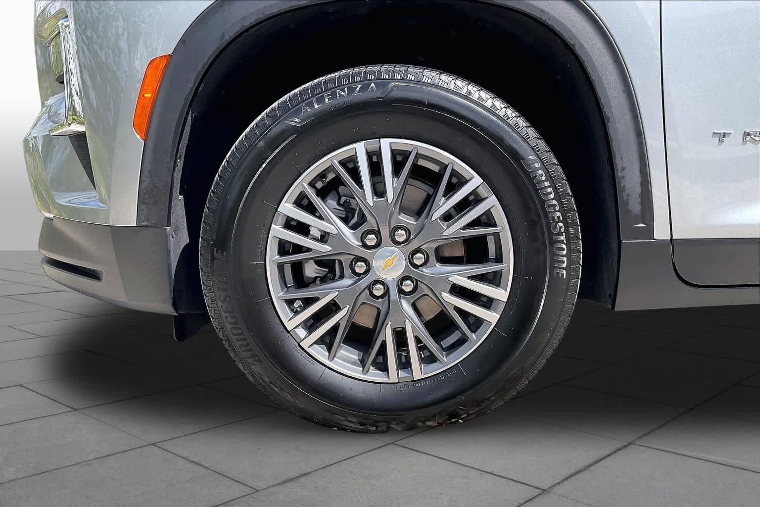 Used 2025 Chevrolet Traverse LT FWD image 10
