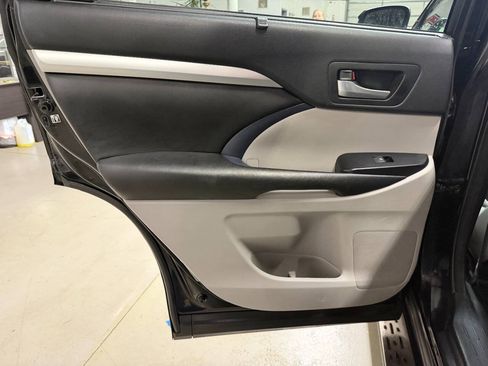 Used 2017 Toyota Highlander XLE AWD/4WD image 12