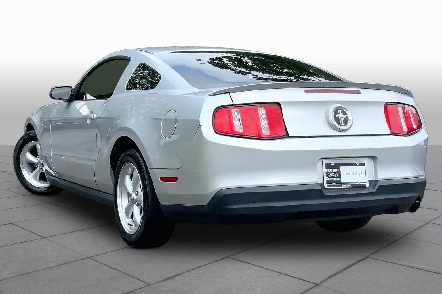 Used 2010 Ford Mustang Premium RWD image 9