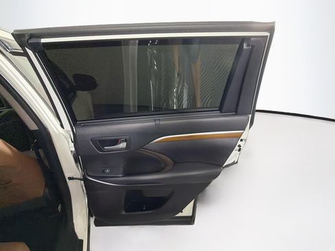 Used 2018 Toyota Highlander Limited Platinum FWD image 33