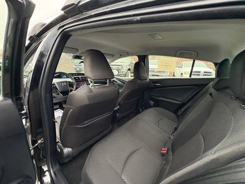 Used 2020 Toyota Prius LE image 24