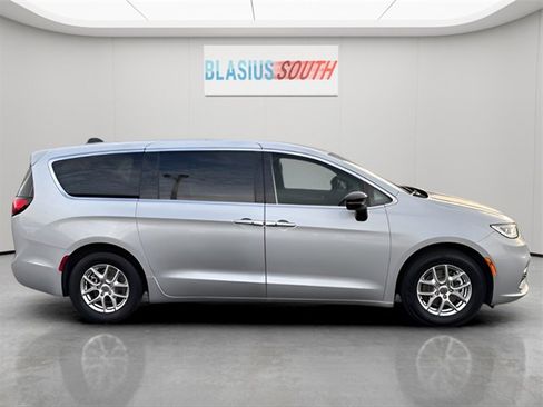 Used 2024 Chrysler Pacifica Touring-L image 2