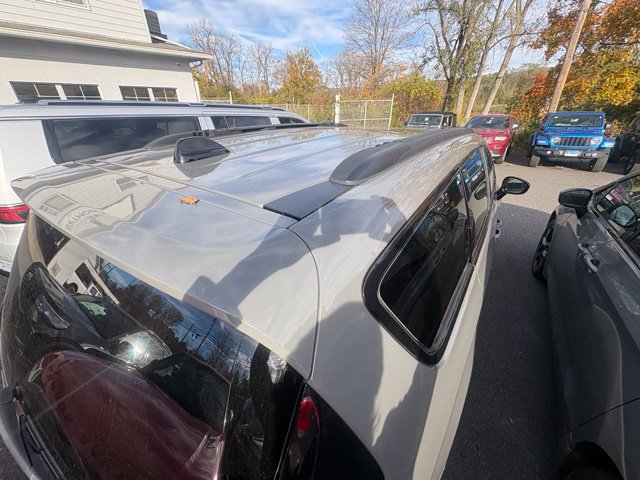 Used 2025 Chrysler Pacifica Limited FWD image 1