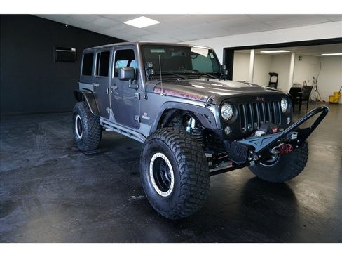 Used 2017 Jeep Wrangler Unlimited Rubicon AWD/4WD image 9