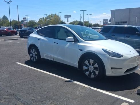 Used 2021 Tesla Model Y Long Range AWD/4WD image 3