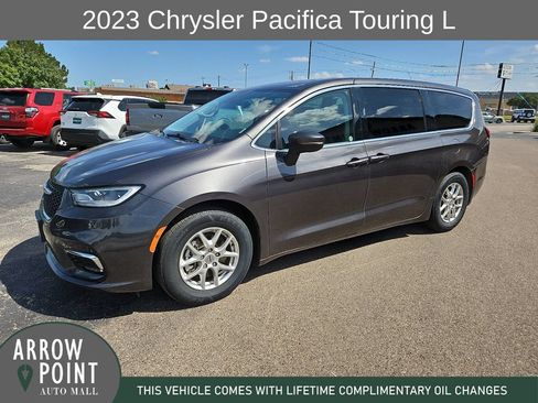 Used 2023 Chrysler Pacifica Touring-L FWD image 5
