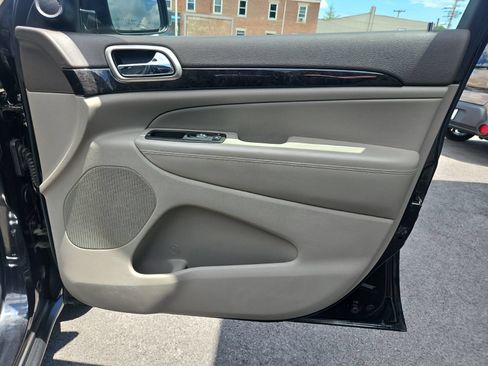Used 2013 Jeep Grand Cherokee Laredo AWD/4WD image 22