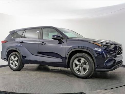 Used 2023 Toyota Highlander LE FWD image 11