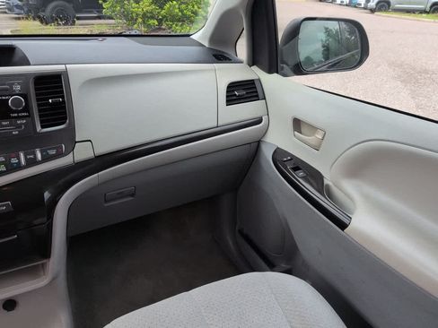 Used 2014 Toyota Sienna LE FWD image 17