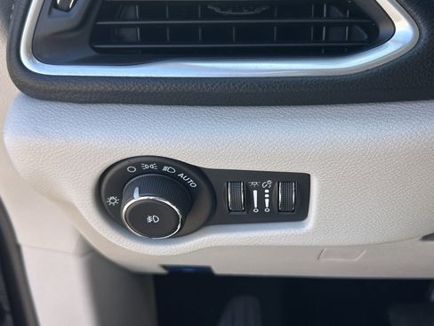 Used 2024 Chrysler Pacifica Limited FWD image 15