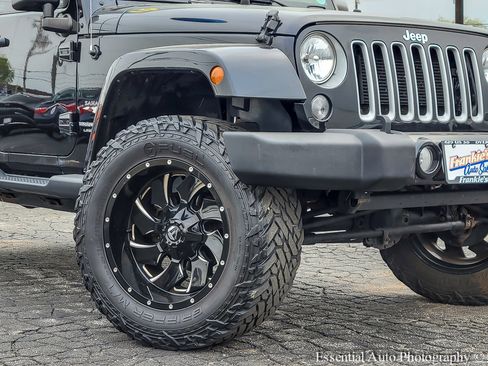 Used 2018 Jeep Wrangler Unlimited Sahara AWD/4WD image 29