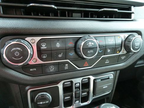 Used 2025 Jeep Wrangler Unlimited Sport AWD/4WD image 28