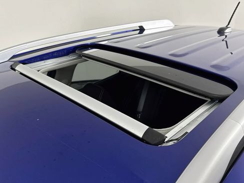 Certified 2025 Hyundai Venue SEL FWD image 33