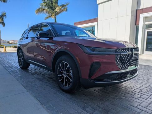 Used 2025 Lincoln Nautilus Premier image 2