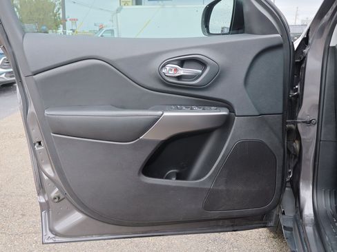 Used 2019 Jeep Cherokee Latitude Plus w/ Comfort/Convenience Group image 12