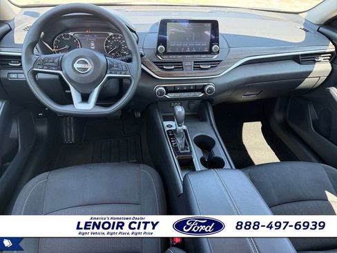 Used 2025 Nissan Altima 2.5 SV FWD image 14
