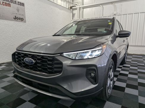 Used 2025 Ford Escape ST-Line Select w/ Class II Trailer Tow Package AWD/4WD image 3