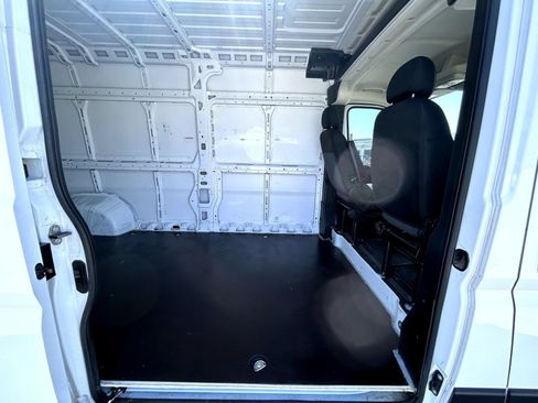 Used 2024 RAM ProMaster 2500 w/ Storage Group FWD image 18