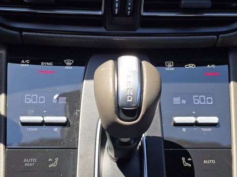 Certified 2023 Porsche Macan AWD/4WD image 28