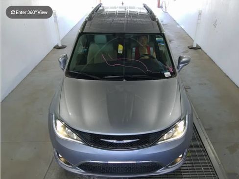 Used 2018 Chrysler Pacifica Touring-L FWD image 4