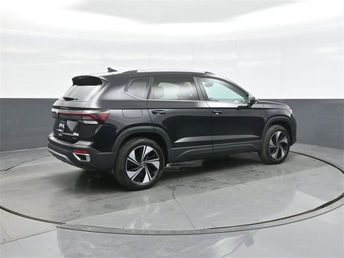 Certified 2025 Volkswagen Taos SE w/ Panoramic Sunroof Package image 7